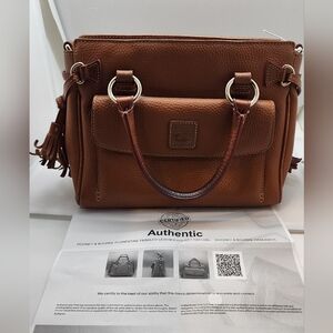 Dooney and Bourke Pepple grain leather Crossbody bag in very good condit…